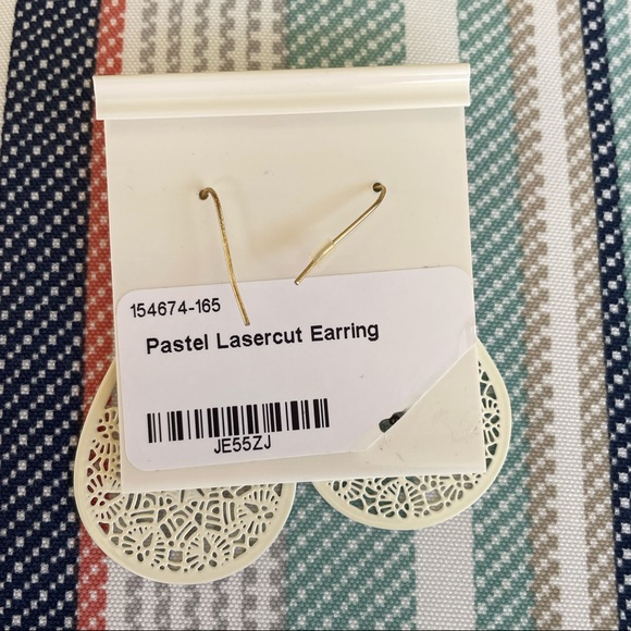 NWT Lightweight Lasercut Earrings in White - Picture 2 of 4